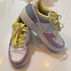 Nike Air Forcé 1 - Kids Sneakers in White, Pastel Purple, and Yellow
